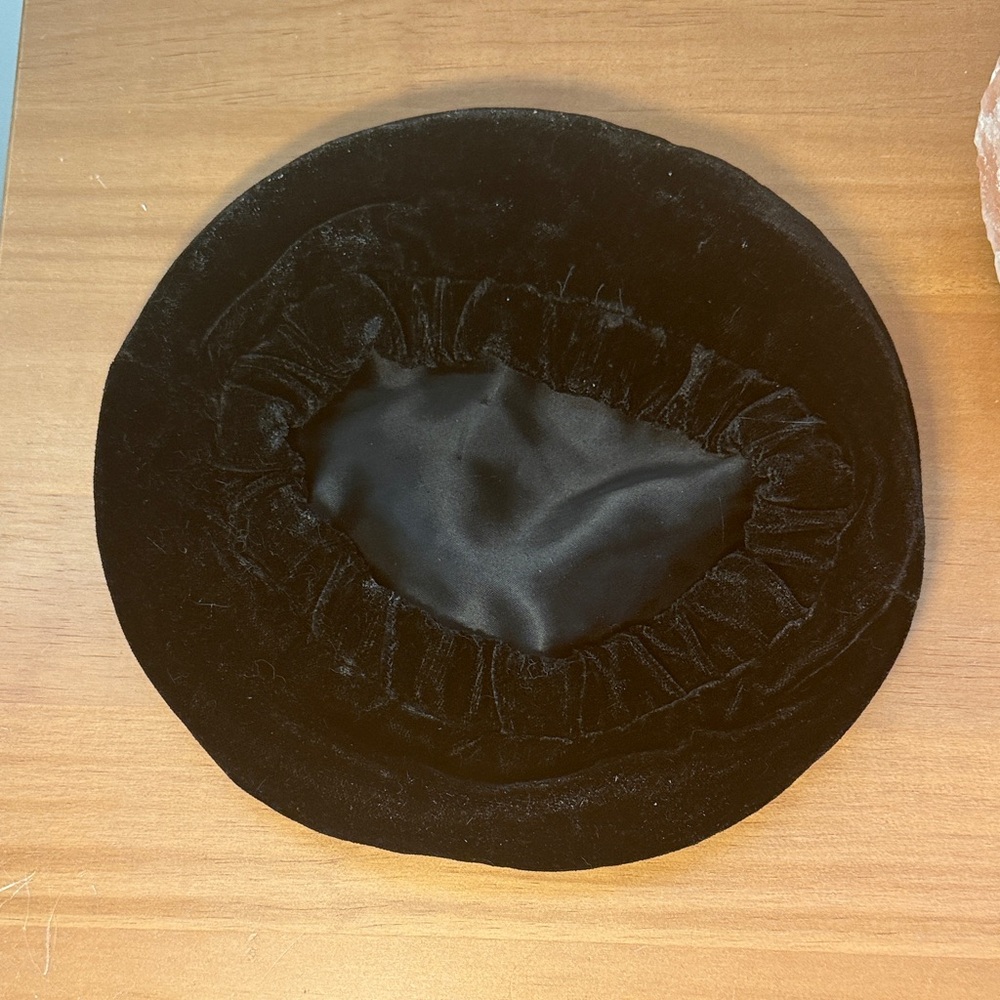 Vintage Black Velvet Beret - Picture 9 of 9